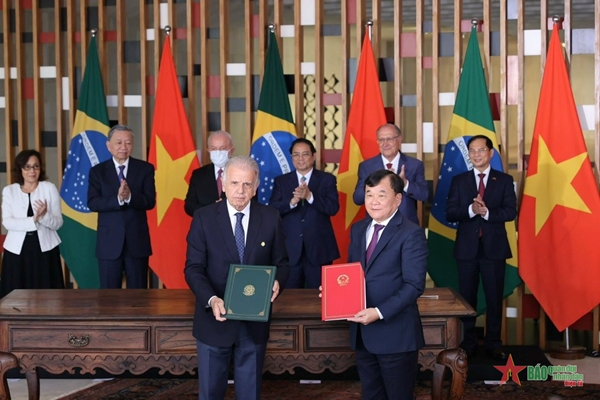 Thượng tướng Hoàng Xuân Chiến và Bộ trưởng Quốc phòng Brazil​ ký Bản ghi nhớ về hợp tác quốc phòng